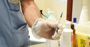 Vaccino anti covid-19 e vaccino antinfluenzale da giovedì 7 ottobre, al via la co-somministrazione per gli ultraottantenni