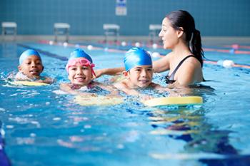 Bambini in piscina in sicurezza Bambini in piscina in sicurezza